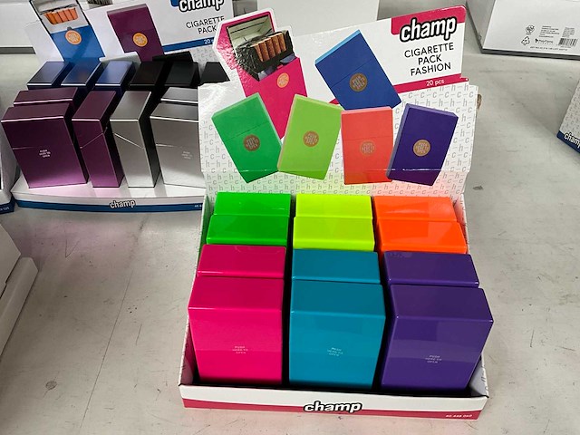 Champ diverse sigaretten cases in display - afbeelding 4 van  6