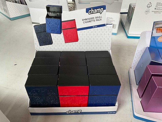 Champ diverse sigaretten cases in display - afbeelding 6 van  6