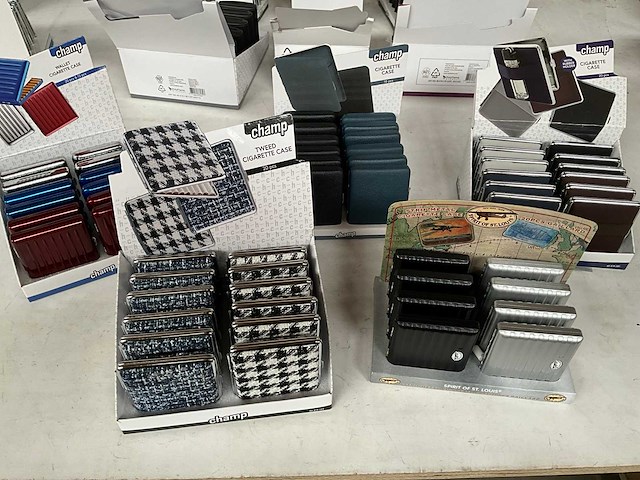 Champ diverse sigaretten cases in display - afbeelding 1 van  3