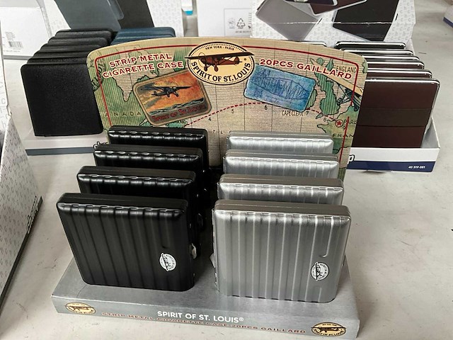 Champ diverse sigaretten cases in display - afbeelding 2 van  3