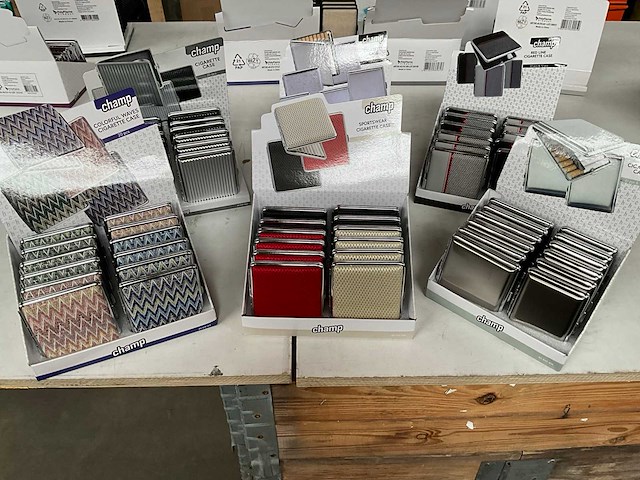 Champ diverse sigaretten cases in display - afbeelding 1 van  7