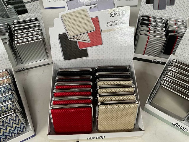Champ diverse sigaretten cases in display - afbeelding 3 van  7