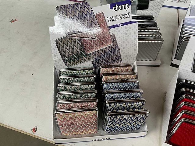 Champ diverse sigaretten cases in display - afbeelding 4 van  7