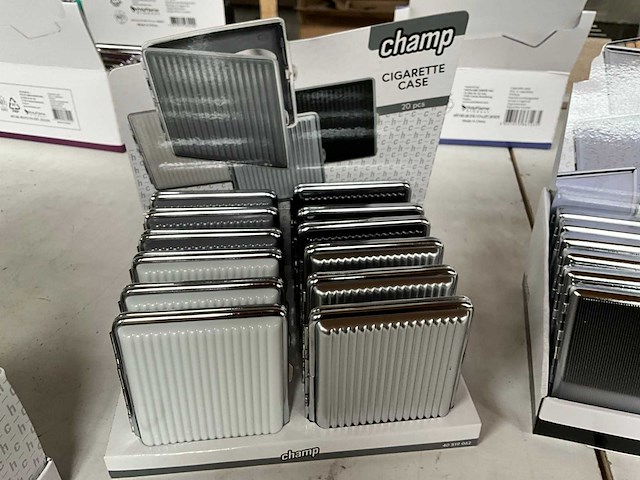 Champ diverse sigaretten cases in display - afbeelding 5 van  7