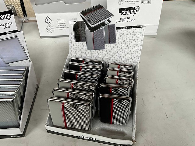 Champ diverse sigaretten cases in display - afbeelding 7 van  7
