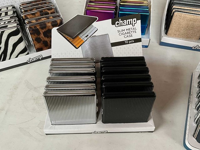 Champ diverse sigaretten cases in display - afbeelding 1 van  1