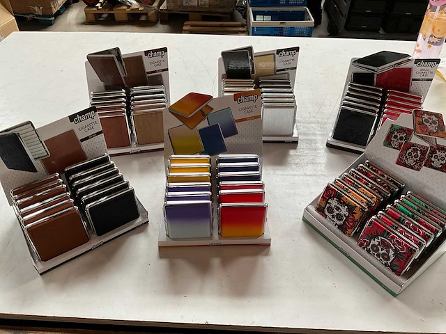Champ diverse sigaretten cases in display - afbeelding 1 van  2