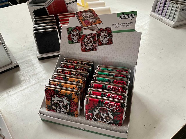 Champ diverse sigaretten cases in display - afbeelding 2 van  2