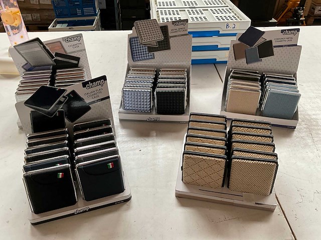 Champ diverse sigaretten cases in display - afbeelding 1 van  5
