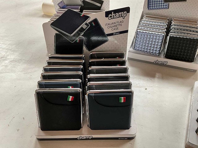 Champ diverse sigaretten cases in display - afbeelding 2 van  5