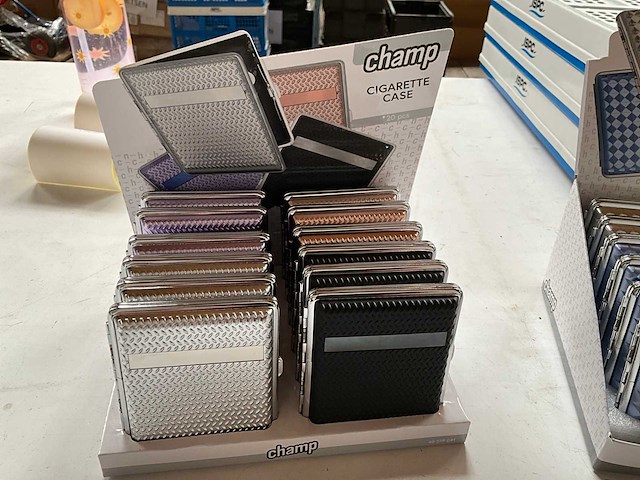 Champ diverse sigaretten cases in display - afbeelding 3 van  5