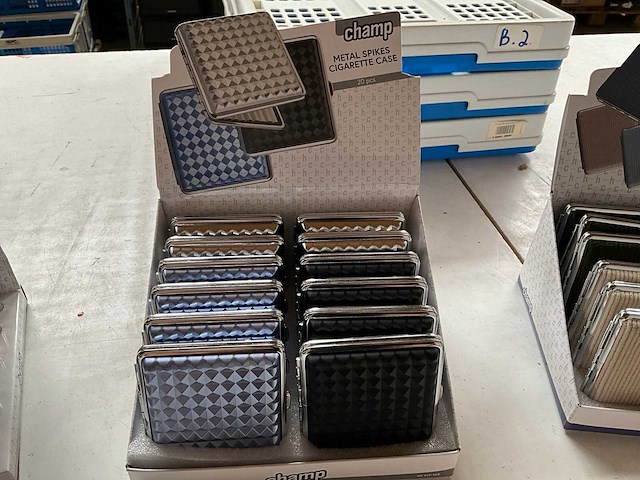 Champ diverse sigaretten cases in display - afbeelding 4 van  5