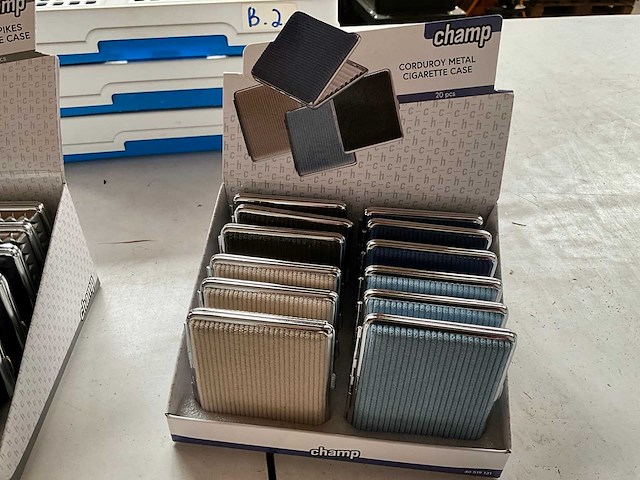 Champ diverse sigaretten cases in display - afbeelding 5 van  5
