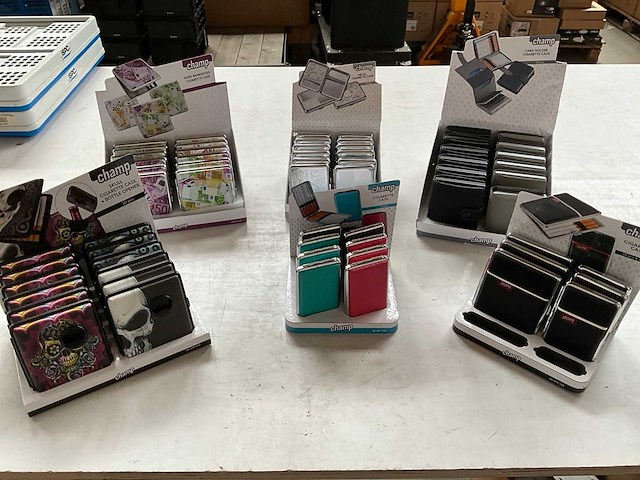 Champ diverse sigaretten cases in display - afbeelding 1 van  7