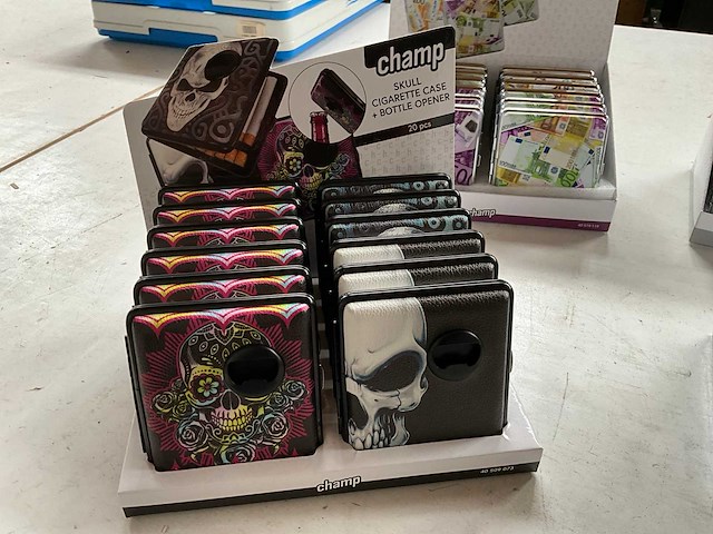 Champ diverse sigaretten cases in display - afbeelding 2 van  7