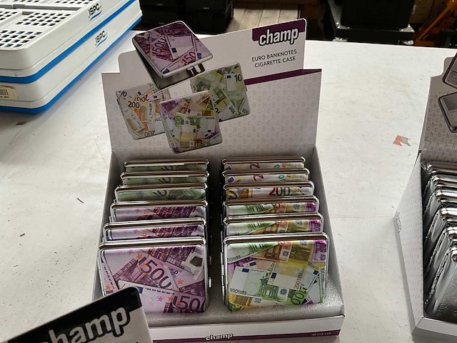 Champ diverse sigaretten cases in display - afbeelding 3 van  7