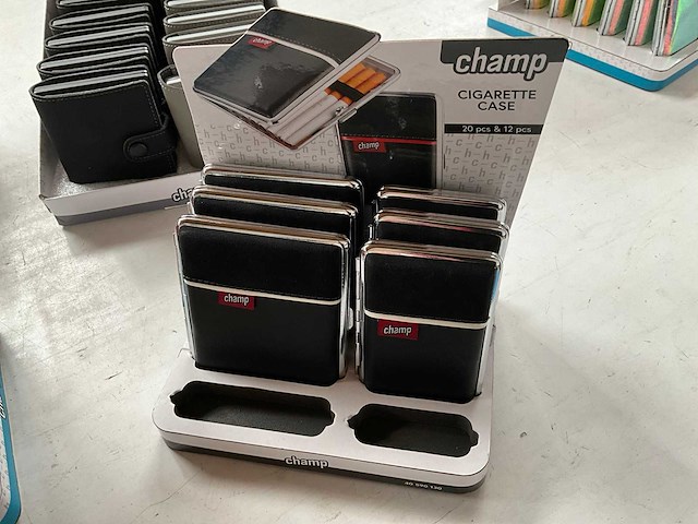 Champ diverse sigaretten cases in display - afbeelding 6 van  7