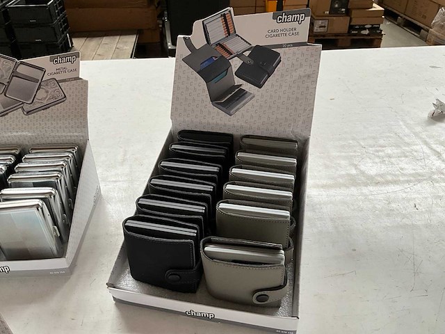 Champ diverse sigaretten cases in display - afbeelding 7 van  7