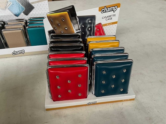 Champ diverse sigaretten cases in display - afbeelding 2 van  10