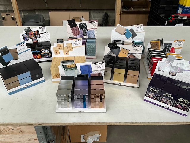 Champ diverse sigaretten cases in display - afbeelding 1 van  10