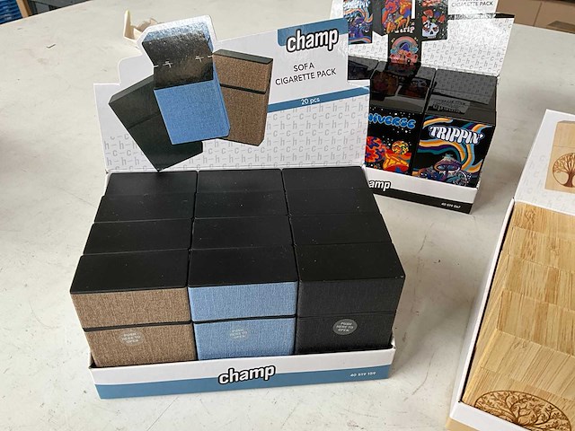 Champ diverse sigaretten cases in display - afbeelding 3 van  10