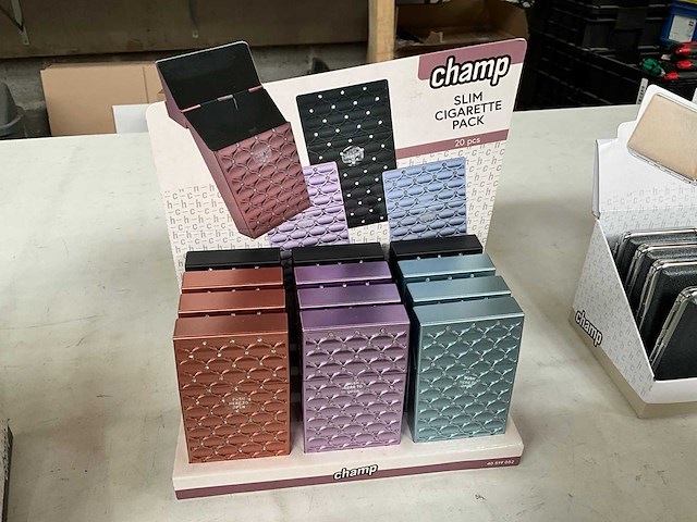 Champ diverse sigaretten cases in display - afbeelding 7 van  10
