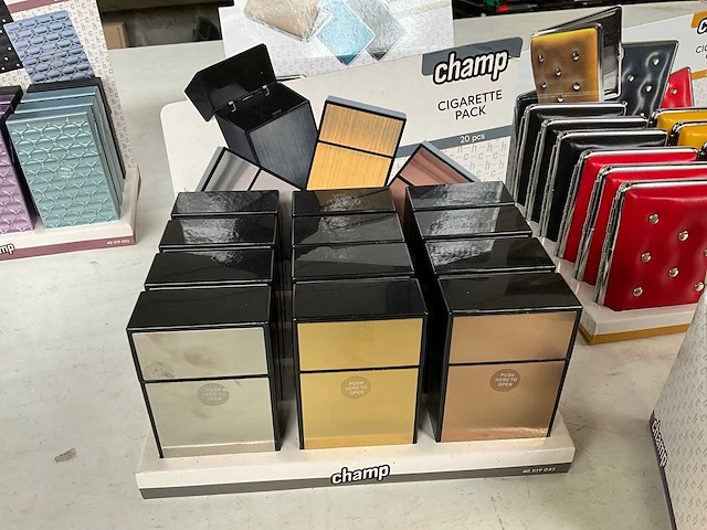 Champ diverse sigaretten cases in display - afbeelding 8 van  10