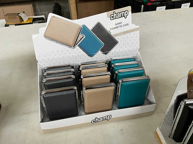 Champ diverse sigaretten cases in display - afbeelding 9 van  10