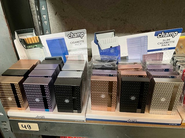 Champ diverse sigaretten cases in display - afbeelding 2 van  5