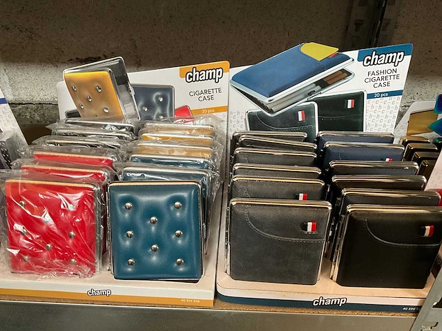 Champ diverse sigaretten cases in display - afbeelding 4 van  5