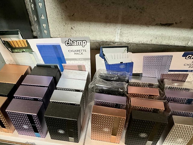 Champ diverse sigaretten cases in display - afbeelding 5 van  5