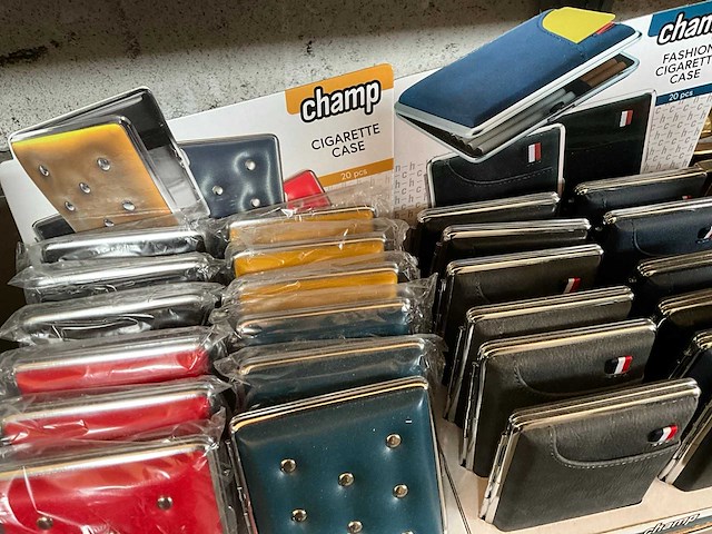Champ diverse sigaretten cases in display - afbeelding 3 van  5
