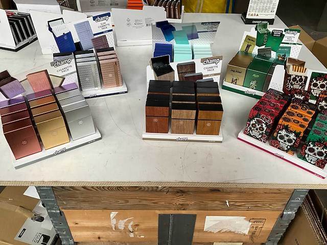 Champ diverse sigaretten cases in display - afbeelding 1 van  7