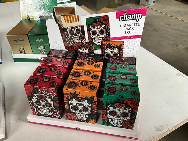 Champ diverse sigaretten cases in display - afbeelding 2 van  7