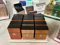 Champ diverse sigaretten cases in display - afbeelding 3 van  7
