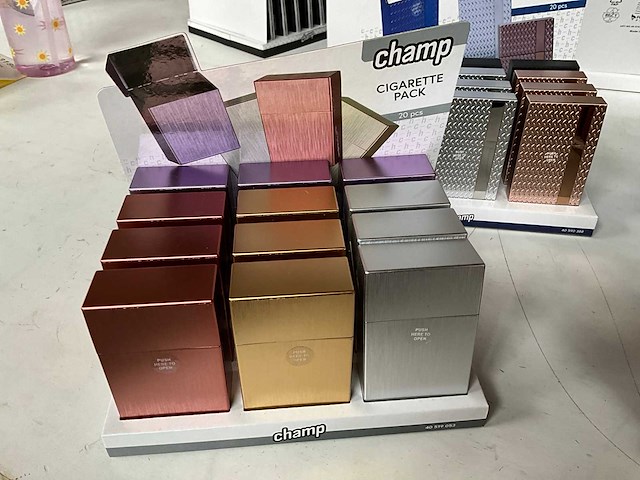 Champ diverse sigaretten cases in display - afbeelding 4 van  7