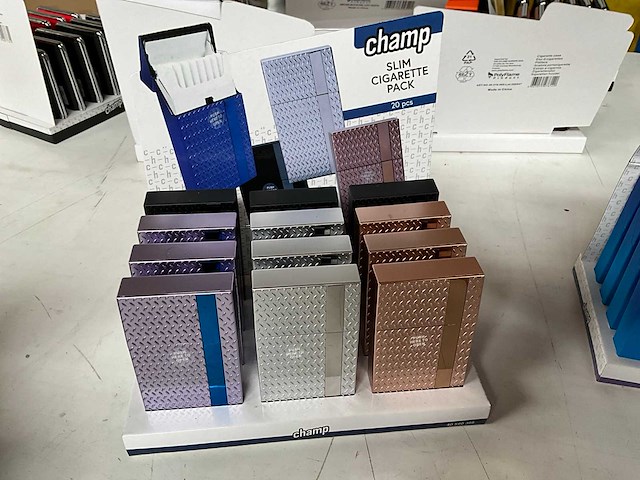Champ diverse sigaretten cases in display - afbeelding 5 van  7