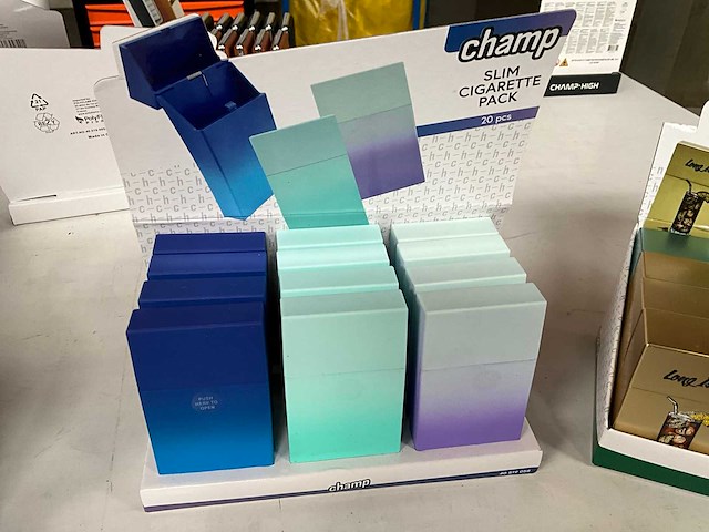Champ diverse sigaretten cases in display - afbeelding 6 van  7