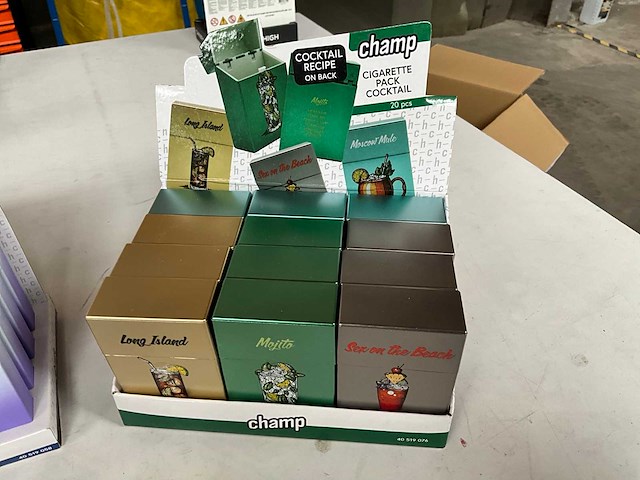 Champ diverse sigaretten cases in display - afbeelding 7 van  7
