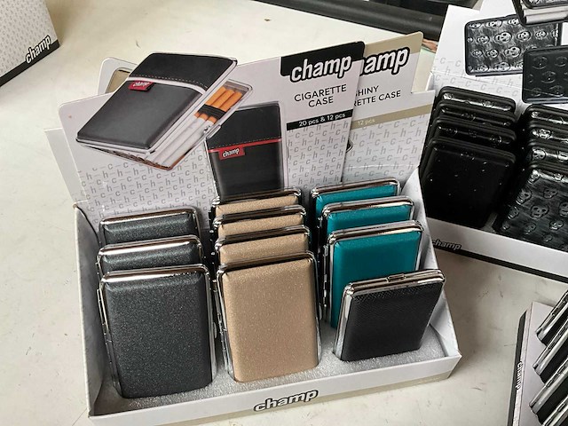 Champ diverse sigaretten cases in display - afbeelding 3 van  6