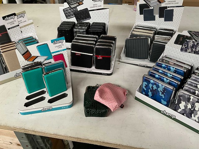 Champ diverse sigaretten cases in display - afbeelding 6 van  6