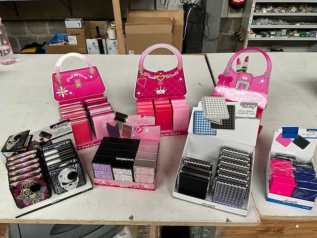 Champ diverse sigaretten cases in display - afbeelding 1 van  8