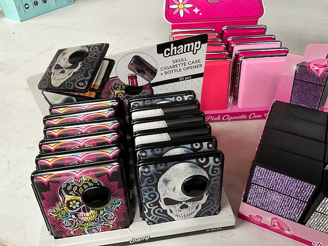 Champ diverse sigaretten cases in display - afbeelding 2 van  8