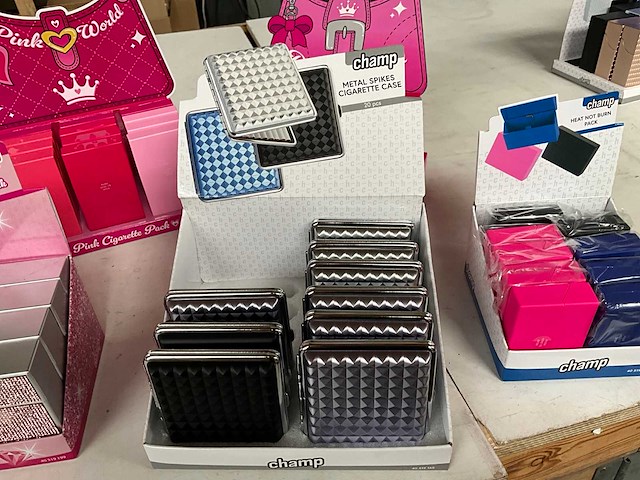 Champ diverse sigaretten cases in display - afbeelding 4 van  8