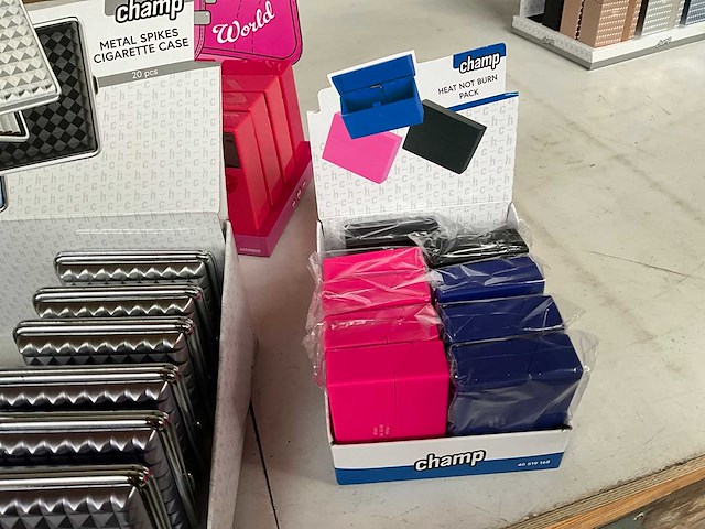Champ diverse sigaretten cases in display - afbeelding 5 van  8