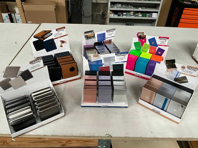 Champ diverse sigaretten cases in display - afbeelding 1 van  7