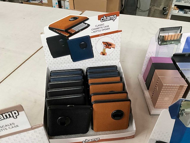Champ diverse sigaretten cases in display - afbeelding 3 van  7