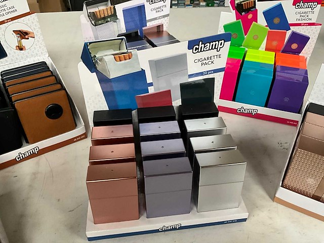 Champ diverse sigaretten cases in display - afbeelding 4 van  7