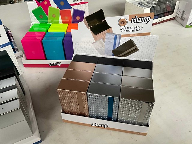 Champ diverse sigaretten cases in display - afbeelding 5 van  7