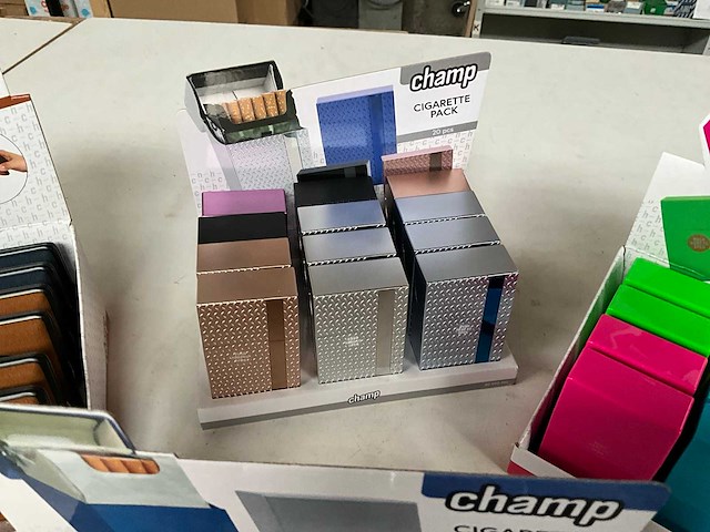 Champ diverse sigaretten cases in display - afbeelding 7 van  7